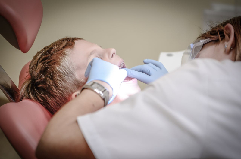 Tandvleesrecessie: oorzaken en behandelmethoden